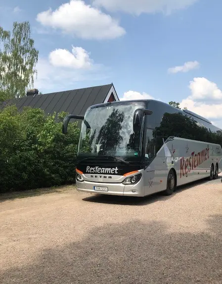 Turistbuss parkerad vid caféet