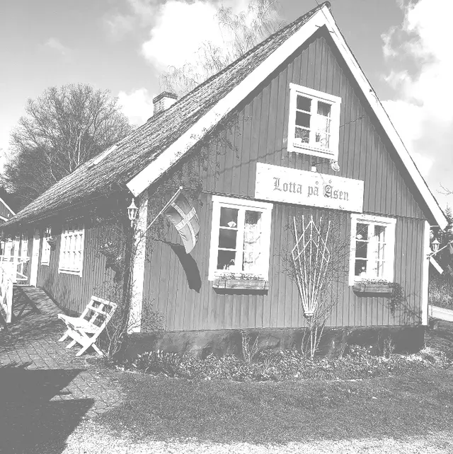 Svartvit bild av caféhuset med skylten Lotta på Åsen
