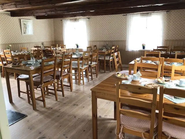 Caférummet med träbord och stolar