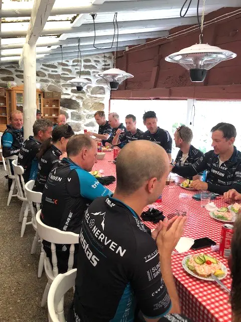 Cyklister från Danmark äter vid de rutiga borden