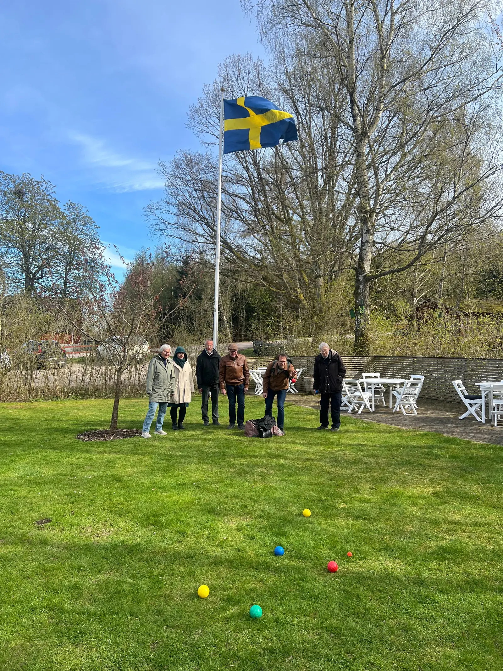 Gäster på gräsmattan vid flaggstången