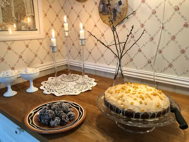 Fika inne: kaka och chokladbollar på ett bord med ljusstakar