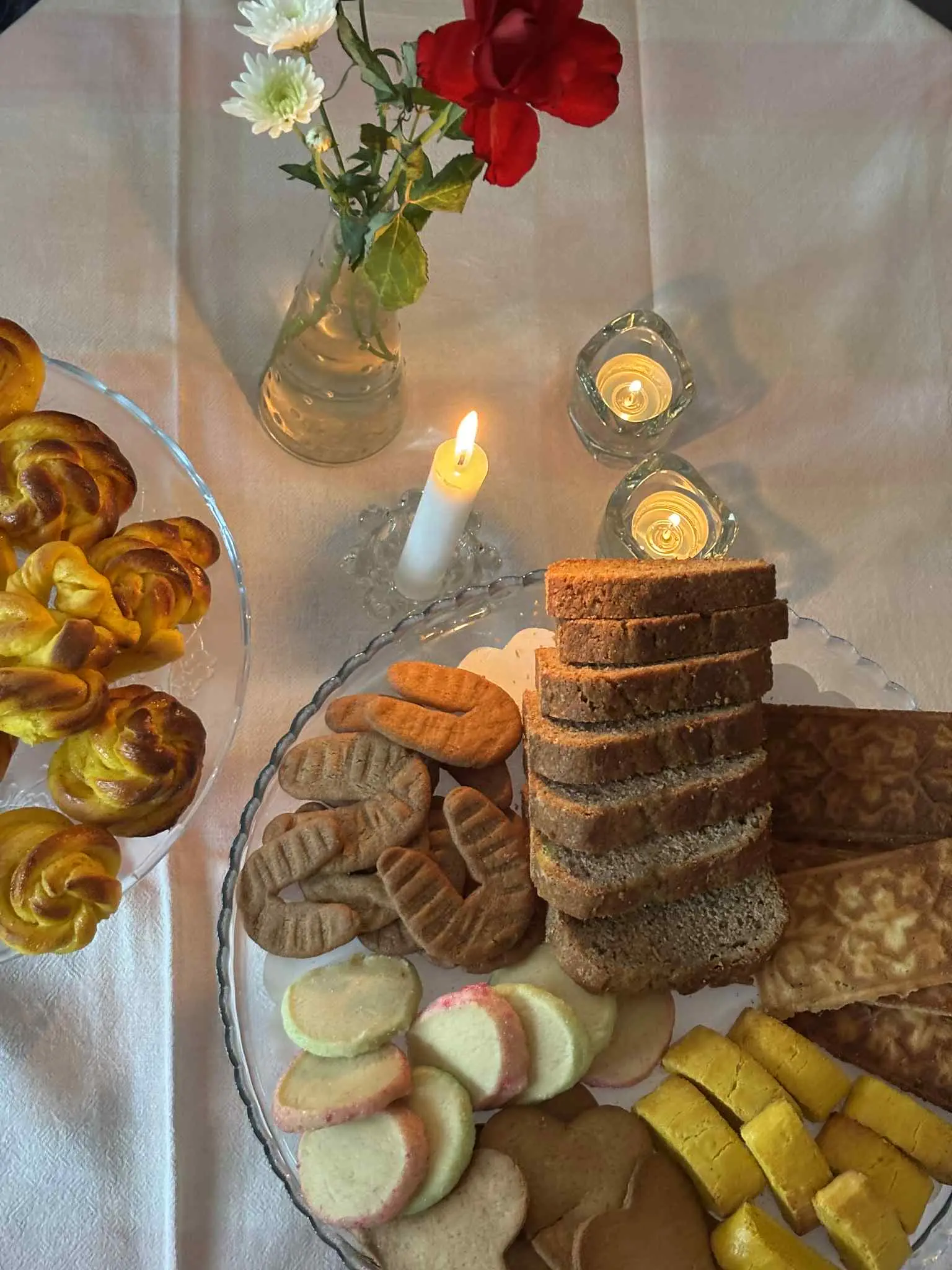 Fat med hembakade kakor och tända ljus