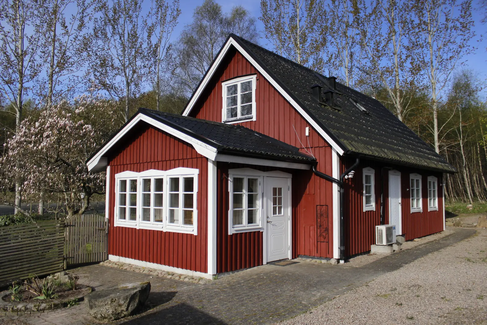 LillaLotta, det röda huset sett från gårdsplanen