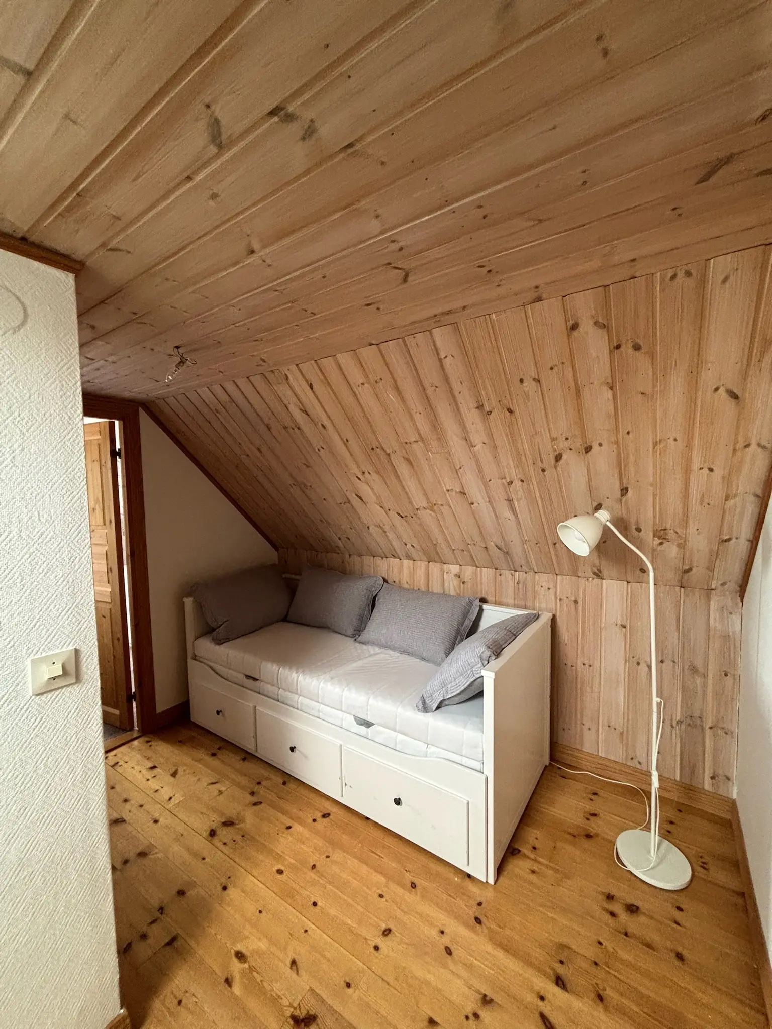 Sovrum med träpanel i LillaLotta