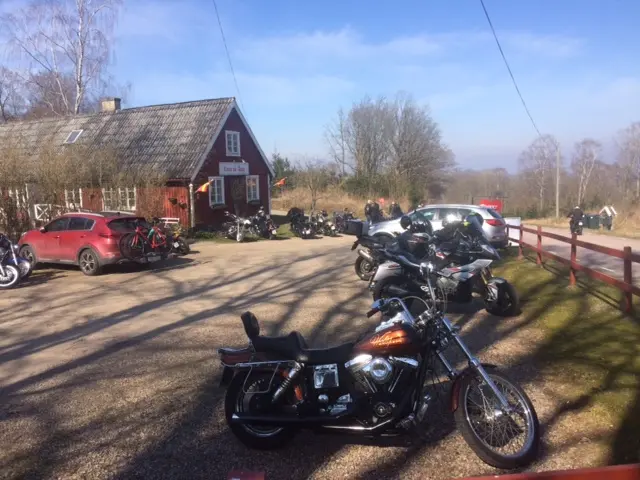 Motorcyklar parkerade framför caféet