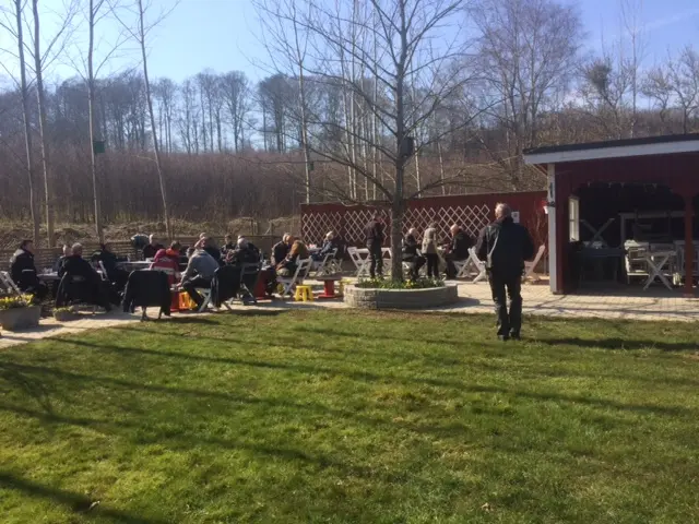 Motorcyklister fikar i trädgården
