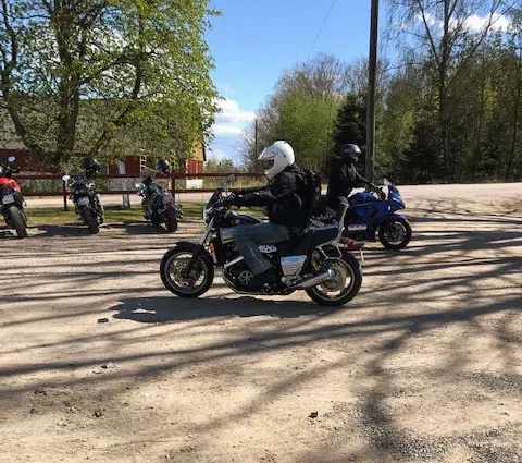 Motorcyklister kör in på gårdsplanen