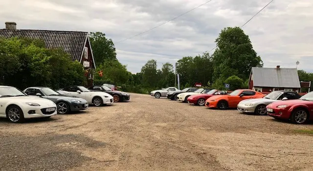 Sportbilar parkerade vid caféet