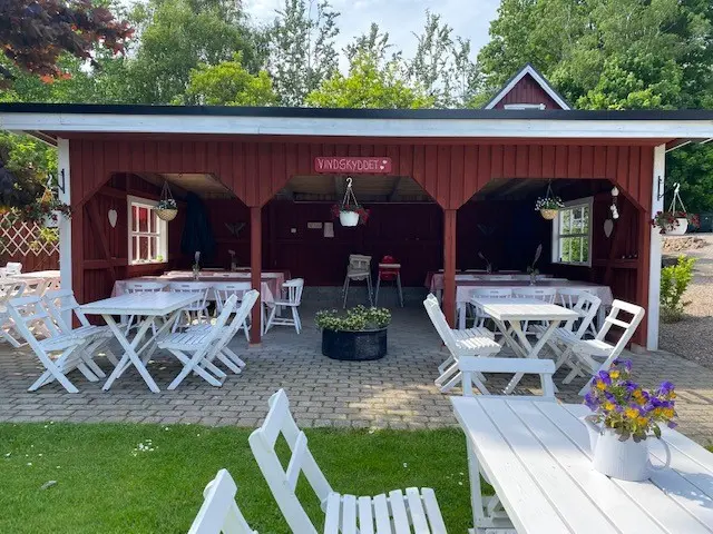 Vindskyddet med dukade bord, skyddat mot väder och vind