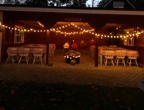 Vindskyddet en kväll med ljusslingor